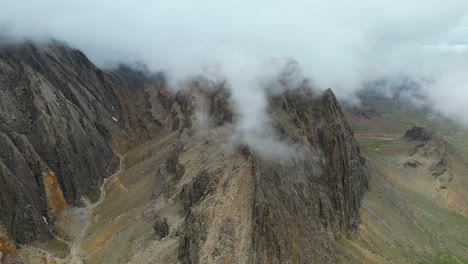 Atemberaubende-Luftaufnahme-Der-Wunderschönen-Berge-In-Afghanistan,-Die-Ihre-Natürliche-Pracht-Und-Ruhige-Umgebung,-Bergnatur,-Friedliche-Natur-Zur-Schau-Stellt