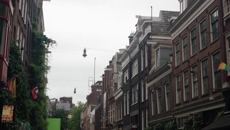 Ein-Blick-Auf-Typische-Grachtenhäuser-In-Amsterdam,-Niederlande,-Europa