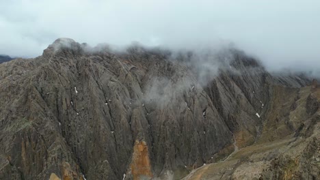 Impresionante-Vista-Aérea-De-Las-Hermosas-Montañas-De-Afganistán,-Que-Muestra-Su-Esplendor-Natural-Y-Su-Entorno-Tranquilo,-Naturaleza-Montañosa,-Naturaleza-Pacífica.