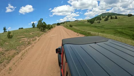 POV---Blick-Auf-Das-Fahrzeugdach-Während-Der-Fahrt-Auf-Einer-Panoramastraße-In-Den-Rocky-Mountains