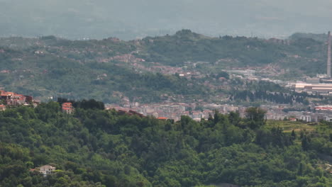 Pueblo-De-Montaña-Con-Villas-De-Lujo-En-La-Desembocadura-De-Via-Genova-En-La-Spezia,-Liguria,-Italia