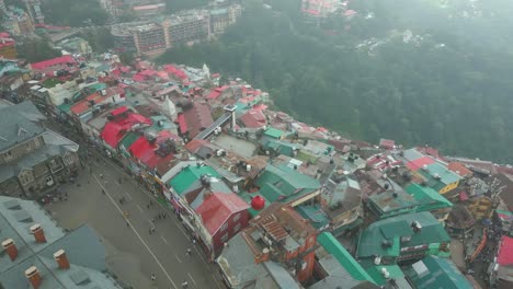 Vista-Aérea-De-La-Estación-De-Montaña-De-Shimla,-Calle-Comercial