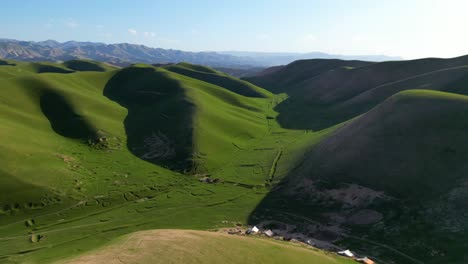 Luftaufnahme-Der-Grünen-Berge-Und-Der-Friedlichen-Natur