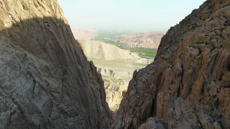 Atemberaubende-Luftaufnahme-Der-Wunderschönen-Berge-In-Afghanistan,-Die-Ihre-Natürliche-Pracht-Und-Ruhige-Umgebung,-Bergnatur,-Friedliche-Natur-Zur-Schau-Stellt