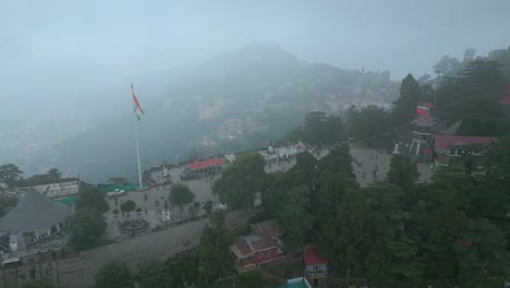 Vista-Aérea-De-La-Estación-De-Montaña-De-Shimla,-Calle-Comercial