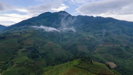 Schroffes,-Bergiges-Vietnam-An-Der-Grenze-Zu-China-Mit-Nach-Regen-Sich-Bildenden-Wolken,-Drohnen-Hyperlapse