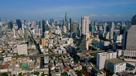 Hochhäuser-In-Der-Städtischen-Landschaft-Im-Stadtteil-Sathon,-Bangkok,-Thailand