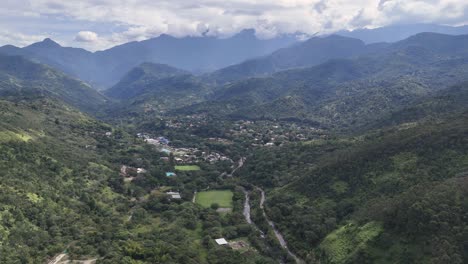 Toma-Aérea-Desde-Un-Dron-Que-Resalta-El-Río-Pance-En-La-Periferia-De-Cali,-Colombia