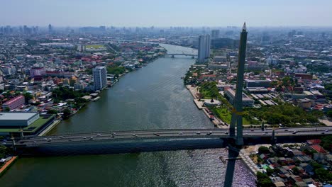 Die-Schrägseilbrücke-Der-Rama-VIII-Brücke-überquert-Den-Fluss-Chao-Phraya-In-Bangkok,-Thailand