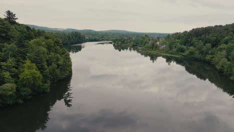 Bewölkter-Himmel-Reflexionen-Auf-Dem-Fluss-Mit-Vegetation-In-Sherbrooke,-Quebec,-Kanada