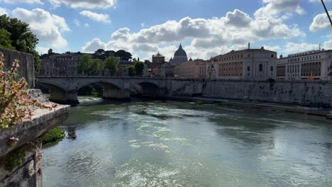 Der-Fluss-Tiber-Fließt-Unter-Einer-Steinbrücke-In-Rom,-Italien