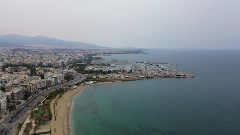 Vista-Aérea-Del-Puerto-Deportivo-Del-Mar-Egeo-En-El-Pireo,-Grecia,-Costa-De-Atenas