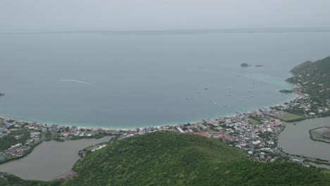 Toma-Aérea-De-Gran-Angular-De-La-Playa-Grand-Case-Con-Paisaje-Marino-De-Fondo-En-Saint-Martin