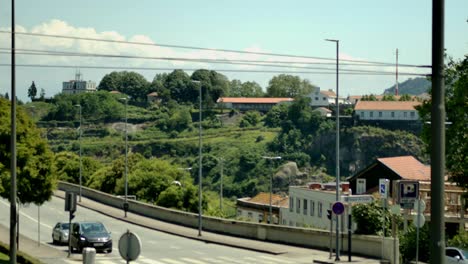 Toma-Estática-De-Una-Zona-Verde-Y-Una-Carretera-En-Oporto,-Portugal