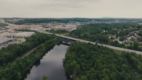 Panorama-Luftaufnahme-Der-Pont-Maurice-Guingues-über-Dem-Magog-River-In-Sherbrooke,-Kanada