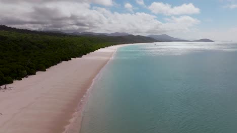 Playa-Escénica-De-Whitehaven,-Arena-Blanca,-Velero,-Avión-No-Tripulado,-Isla-Whitsundays,-Parque-Nacional-Airlie,-Australia,-Soleado,-Sol,-Nube,-Sombra,-Movimiento,-Cielo-Azul,-Gran-Barrera-De-Coral-Exterior,-Azul-Claro,-Aguamarina,-Océano,-Estático