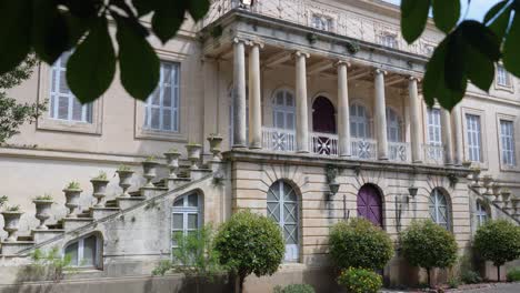 Toma-Lenta-De-Un-Edificio-Antiguo-Con-Una-Terraza-Con-Columnas.