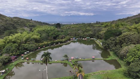 Ein-Ökopark-In-Rio-Pance-Mit-Einer-Luftaufnahme-Von-Cali-In-Der-Ferne