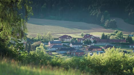 Wunderschöne-Aufnahmen-Eines-Dorfes-In-Einem-Grünen-Tal,-Mit-Hügeln-Und-Wäldern,-Die-Eine-Friedliche-Umgebung-Schaffen