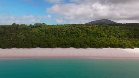 Playa-Escénica-De-Whitehaven,-Frente-A-La-Playa-De-Arena-Blanca,-Dron-Aéreo,-Isla-Whitsundays,-Australia,-Soleado,-Sol,-Nube,-Movimiento,-Cielo-Azul,-Gran-Barrera-De-Coral-Exterior,-Azul-Claro,-Océano,-Agua,-Parque-Nacional-Airlie,-Estático