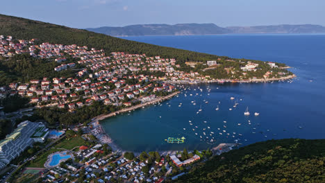 Panorama-Drohnenaufnahme-Von-Ferienhäusern-Und-Booten-In-Der-Bucht-Von-Rabac,-Kroatien