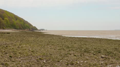 Una-Vista-Pintoresca-De-La-Playa-De-Sand-Bay-En-El-Reino-Unido,-Que-Muestra-La-Costa-Rocosa-Expuesta-Durante-La-Marea-Baja.