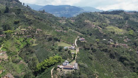 La-Antena-Gira-Sobre-Terreno-Agrícola-De-Montaña-Y-Plantaciones-De-Café.