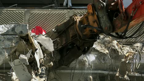 Excavadora-De-Demolición-De-Edificios-Que-Utiliza-Mandíbulas-Pulverizadoras-Para-Demoler-Un-Edificio-Residencial