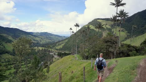 Un-Excursionista-Caucásico-Con-Mochila-Camina-Cuesta-Abajo-En-El-Valle-De-Cocora