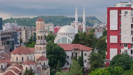 Vista-Aérea-Del-Centro-De-Shkoder-Desde-Un-Dron,-Con-Una-Mezquita-Y-Una-Iglesia