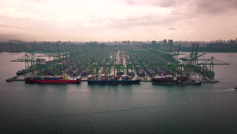 Vista-Panorámica-Con-Dron-Que-Muestra-La-Escala-Del-Puerto-De-Pasir-Panjang-En-Singapur-Con-Barcos-Atracados