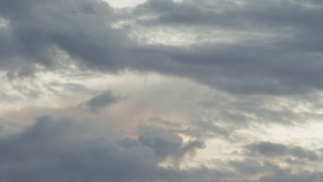 Enormes-Nubes-En-El-Cielo-Moviéndose-Durante-La-Puesta-Del-Sol,-Australia,-Gippsland,-Victoria,-Maffra