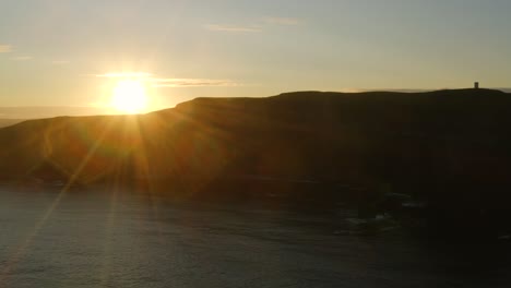 Luftaufnahme-Der-Cliffs-Of-Moher-Erzeugt-Einen-Sonnenstrahleneffekt-An-Den-Kanten-Der-Klippensilhouette