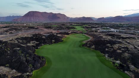 Imágenes-Aéreas-Del-Fairway-En-El-Campo-De-Golf-Black-Desert-En-Ivins,-Utah