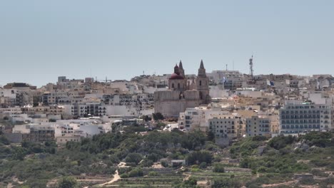 Pfarrkirche-Von-Mellieha-An-Der-Küste-Der-Bucht-Von-Mellieha-In-Mellieha,-Malta