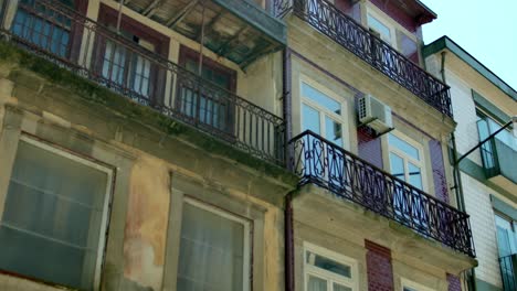 Slowly-tilting-down,-filming-some-house-fasades-in-Porto