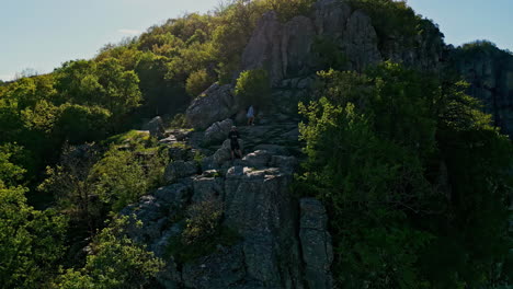 Drohne-Fliegt-Um-Vikos-George,-Den-Griechischen-Berg,-Den-Grünen-Gipfel,-Wandernde-Naturlandschaft