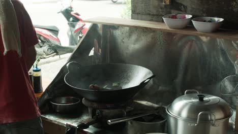 Toma-Estática-De-Una-Persona-Cocinando-Nasi-Goreng-En-Una-Cocina-De-Indonesia,-Toma-Estática