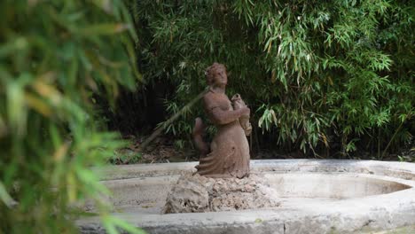 Toma-Lenta-De-Una-Fuente-De-Agua-Con-Una-Estatua.