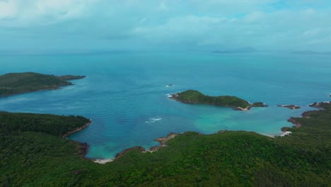 Playa-Whitehaven,-Isla-Whitsundays,-Dron-Aéreo,-Sereno-Bosque,-Costa,-Parque-Nacional-Airlie,-Australia,-Australia,-Queensland,-Nublado,-Sol,-Cielo-Azul,-Gran-Barrera-De-Coral-Exterior,-Azul-Claro,-Aguamarina,-Océano,-Círculo,-Movimiento-Hacia-La-Derecha