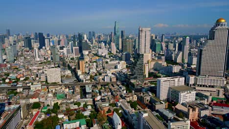 Paisaje-Urbano-Con-Una-Torre-Fantasma-Abandonada-En-El-Distrito-De-Sathon-De-Bangkok,-Tailandia