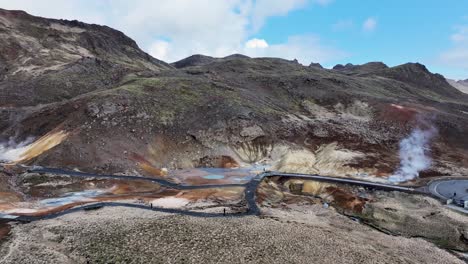 Die-Luftaufnahme-Zeigt-Das-Seltun-Gebiet-Südlich-Der-Bemerkenswerten-Leistung-Der-Heißen-Quelle-Von-Reyjkavik,-Mit-Kochendem-Wasser,-Das-Wie-Ein-Kleiner-Fluss-In-Die-Umliegende-Landschaft-Fließt