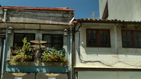 Una-Toma-Estática-De-Un-Pequeño-Balcón-Con-Muchas-Plantas.