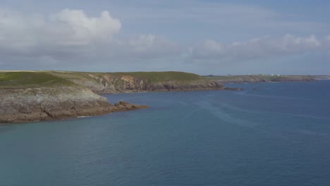 Panoramaaufnahme-Der-Felsigen-Küste-Der-Bretagne-Bei-Sonnigem-Wetter