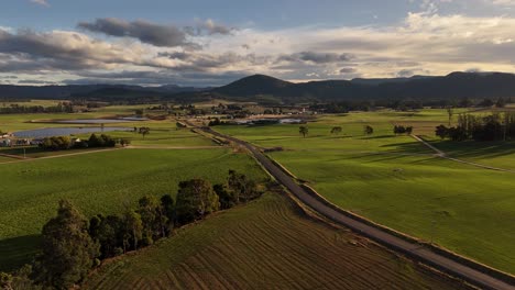 Herrliche-Tasmanische-Landschaft-Mit-Grünen-Feldern-Und-Der-Hauptstraße-Bei-Sonnenuntergang