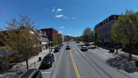 Tiendas-Y-Comercios-De-Una-Pequeña-Ciudad-Estadounidense-Durante-Un-Día-Soleado-Con-Cielo-Azul