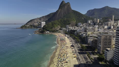 Drohne-Erhebt-Sich-Vom-Strand-Praia-Do-Leblon,-Sonniger-Tag-In-Rio-De-Janeiro,-Brasilien