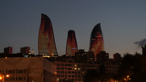 Bakú,-Azerbaiyán---Torres-De-Llamas-Iluminadas-Al-Anochecer