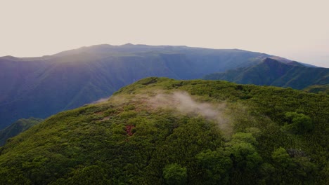 Vista-Aérea-De-Una-Carretera-Pavimentada-En-Un-Paisaje-De-Montaña-Verde