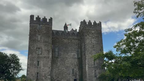 Muros-De-Piedra-Y-Almenas-Del-Castillo-De-Bunratty-En-El-Condado-De-Clare,-Irlanda